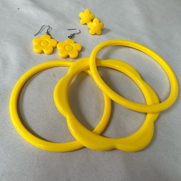 Yellow and white bracelets with earrings - Picture 3 of 4
